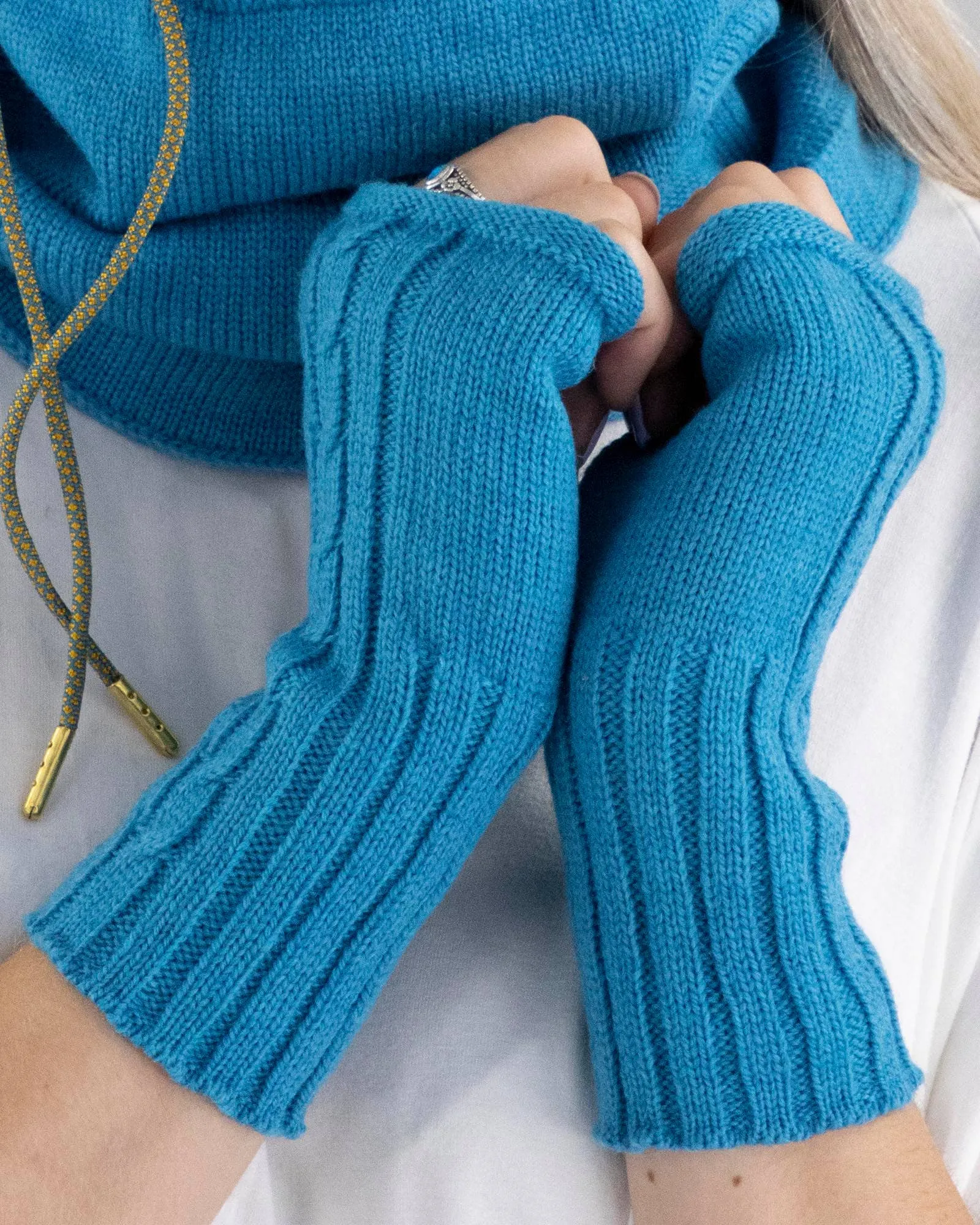 Cadenza Italy Ltd - 100% Merino Wool Cable Knit Wrist Warmers