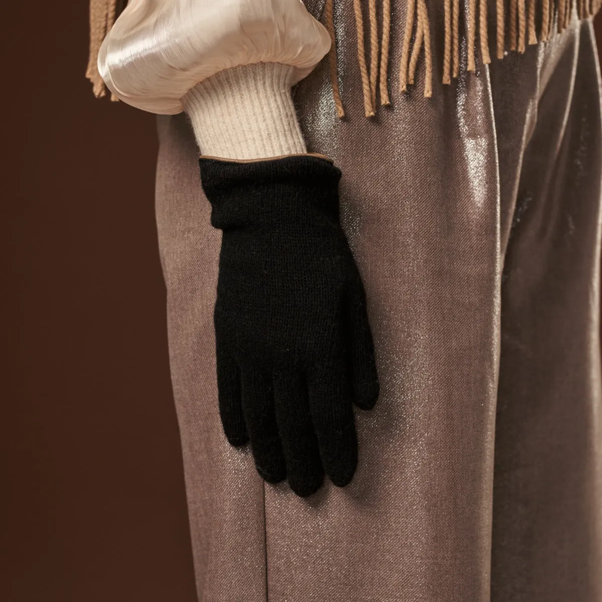 Florentina (black) - Handmade Italian knitted wool gloves with luxurious cashmere lining